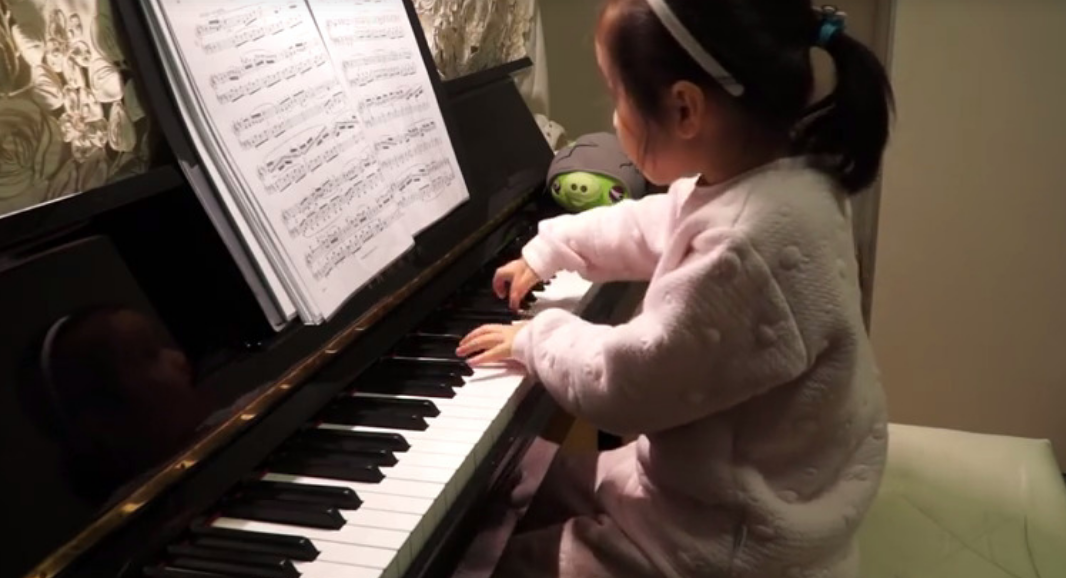 Девушка виртуоз на фортепиано. Фото девочка играет на Пиа. Девочка играет на пианино три годика. Моцарт для детей играть на пианино. Отцы поют с детьми