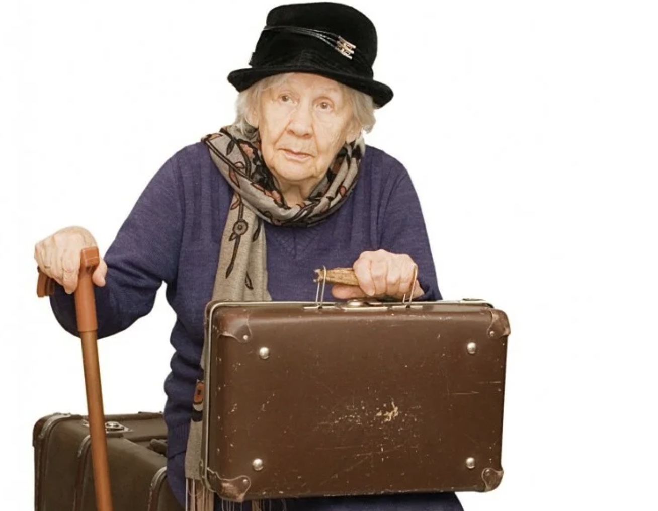 Бабушка мужа и квартира. Бабка с чемоданом. Пожилая женщина с чемоданом. Пенсионеры с чемоданами. Старушка с сумкой.