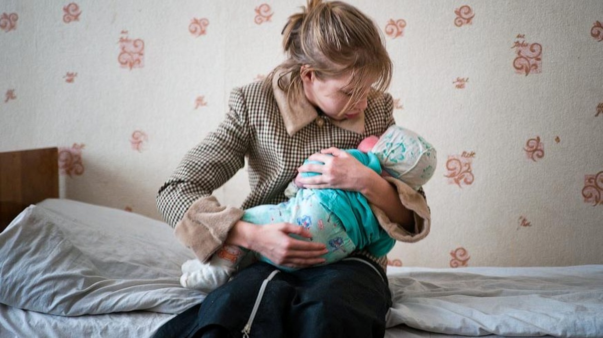 Молодые мамы в россии. Женщина с ребенком. Женщина с младенцем. Бедная мама.