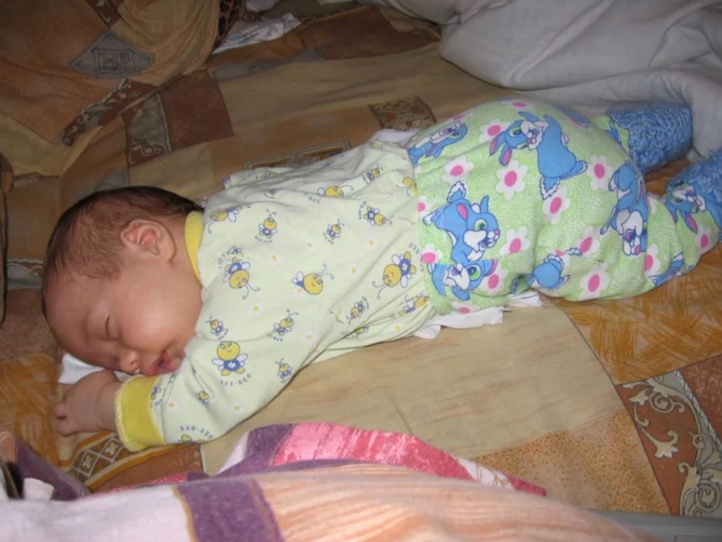 Спящие 2 х. Спящие малыши. 2 Месяца девочке. Младенец 2 месяца.